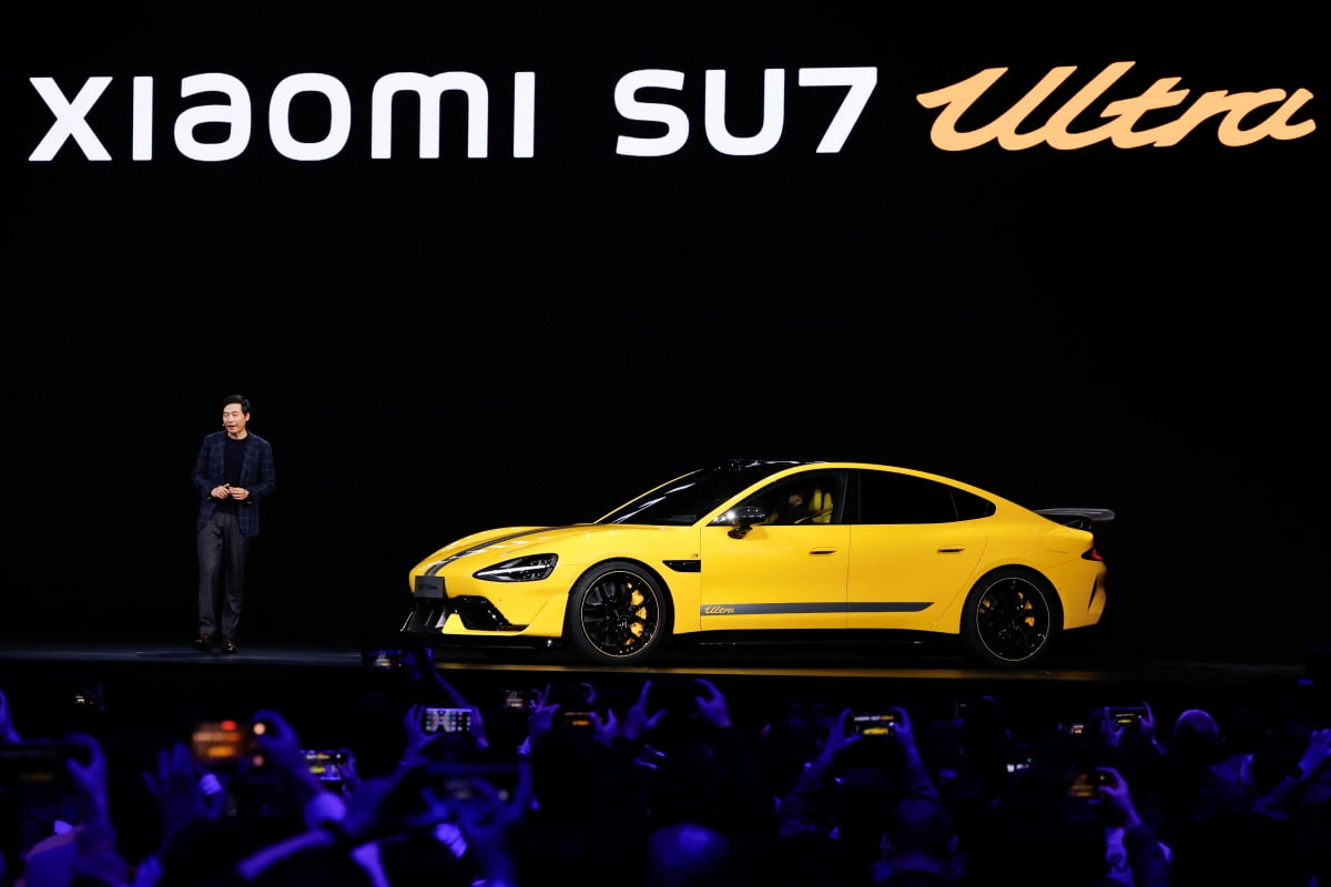 <YONHAP PHOTO-0245> Xiaomi?founder and CEO Lei Jun unveils Xiaomi's new EV sedan SU7 Ultra during an event in Beijing, China October 29, 2024