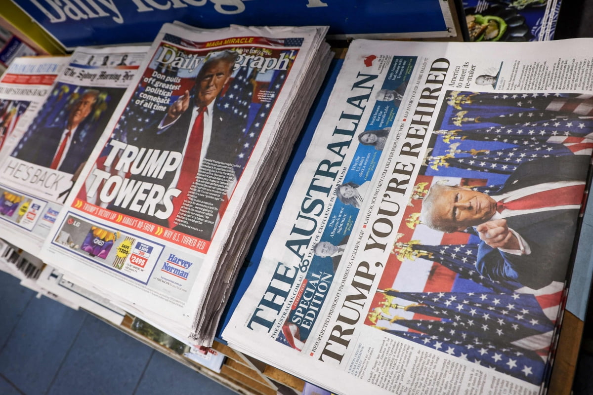 Australian newspapers, featuring front pages displaying US Republican Donald Trump?s victory in the US elections, sit on display at a newspaper stand in Sydney. 사진=연합뉴스 제공