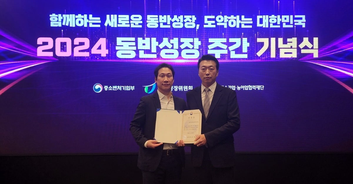 김영훈 신세계인터내셔날 CSR 팀장(사진 오른쪽). (사진=신세계인터내셔날)