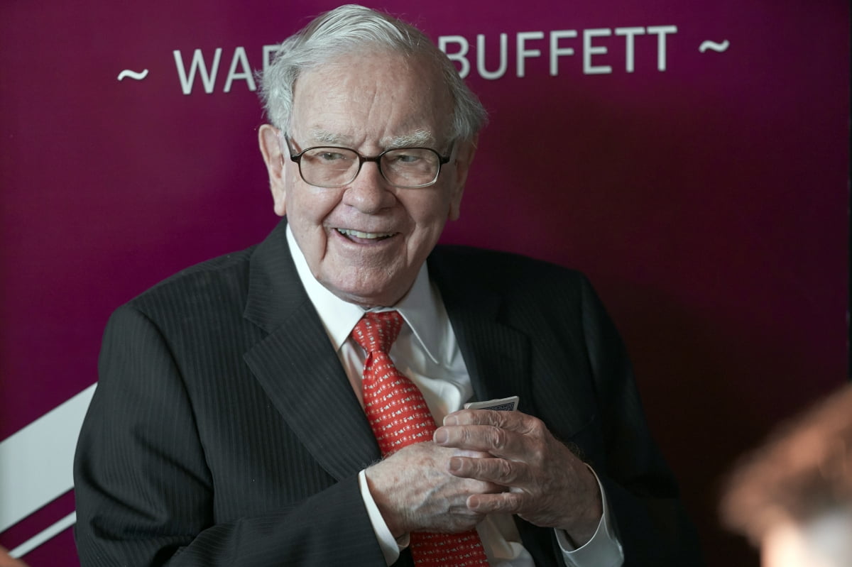 Warren Buffett, Chairman and CEO of Berkshire Hathaway, smiles as he plays bridge following the annual Berkshire Hathaway shareholders meeting in Omaha, Neb. 사진=연합뉴스 제공