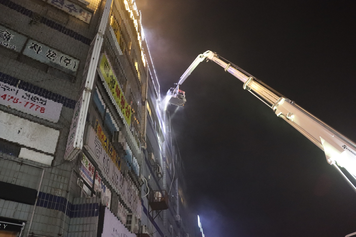 "창문 다 깨!" 31년차 베테랑 구조팀장 판단이 52명 생명 구했다