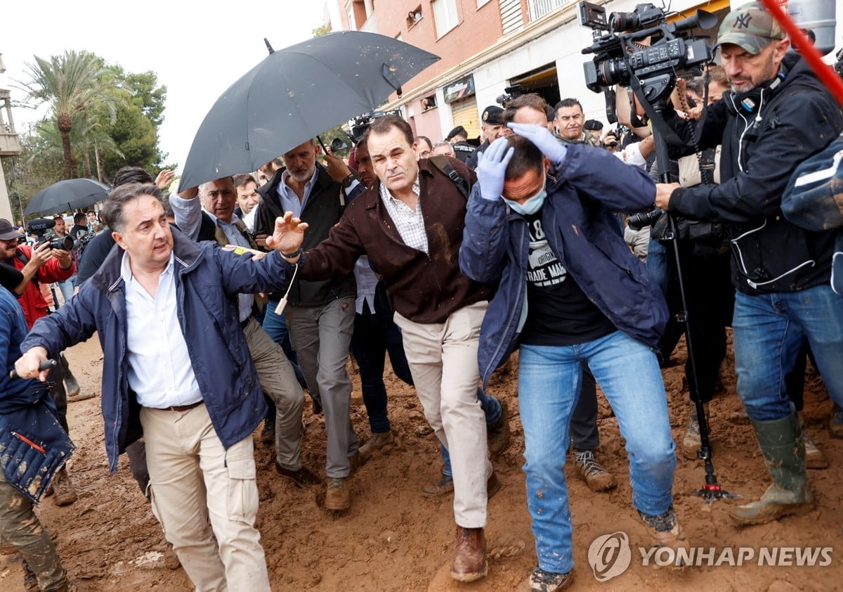 스페인 국왕, 수해현장서 진흙세례 '봉변'