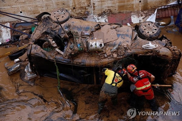 대홍수 속 기적의 생환…스페인 환호