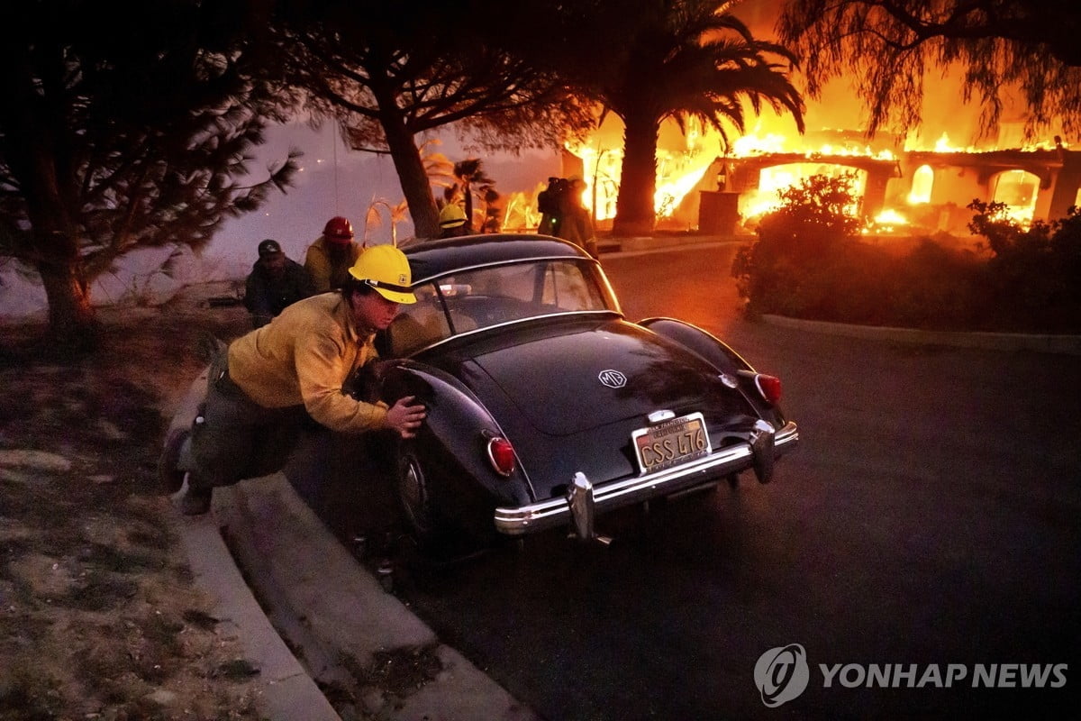 '악마의 바람' 불었다...대형 산불에 1만명 대피령