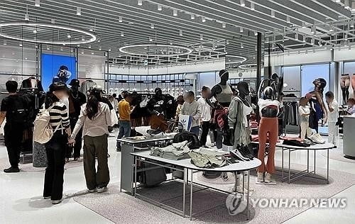 길어진 늦더위에 '가을옷' 안 산다…의류업계 '한숨'