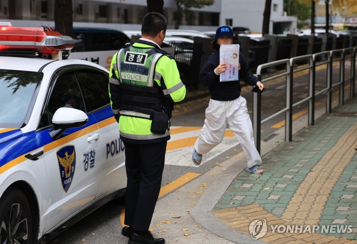 "콜택시냐"…수험표 수송한 경찰에 내부 '불만'