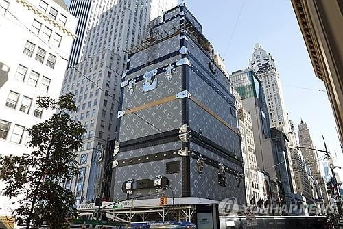 길거리에 초대형 명품가방…알고보니 '화들짝'