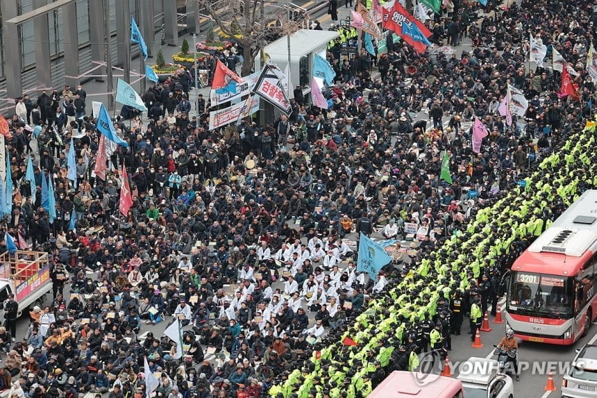 도심 집회에 지하철 준법투쟁 겹쳐…퇴근길 혼란