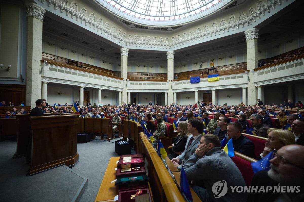 우크라 의회 본회의 취소…전쟁 긴장감 '최고조'