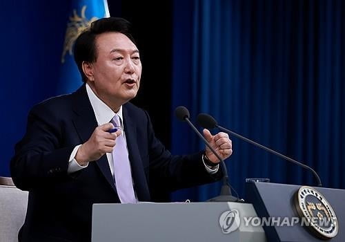 尹대통령 부부, 논란 빚은 기존 폰 '사용 중단'