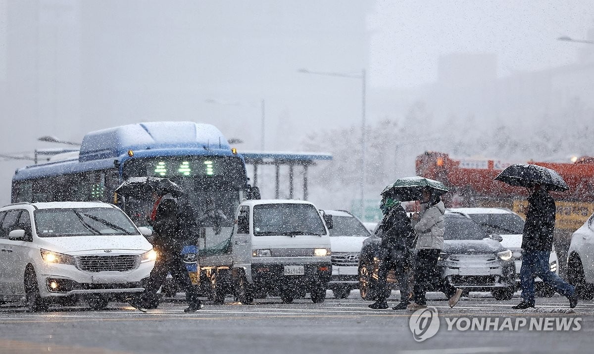 이틀째 폭설에 '발 동동'...꽉 막힌 서울 출근길