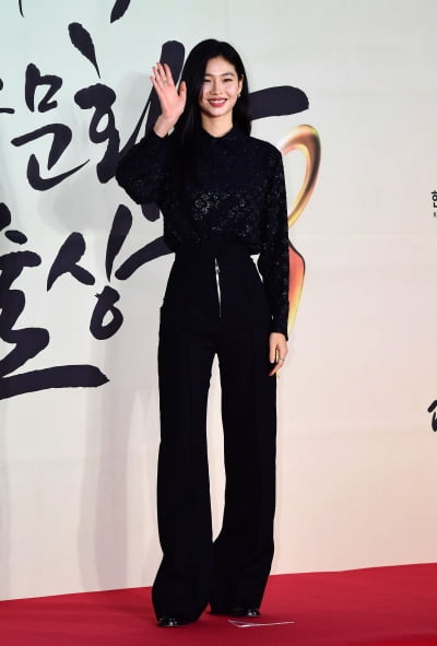 Model and Actress Jung Ho-yeon Squid Game Kang Sae-byeok is honored... Receives commendation from the Minister of Culture, Sports and Tourism