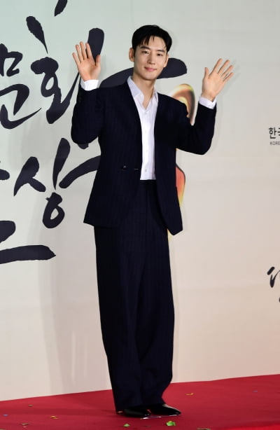 Actor Lee Je-hoon Attractive appearance...Prime Minister's commendation