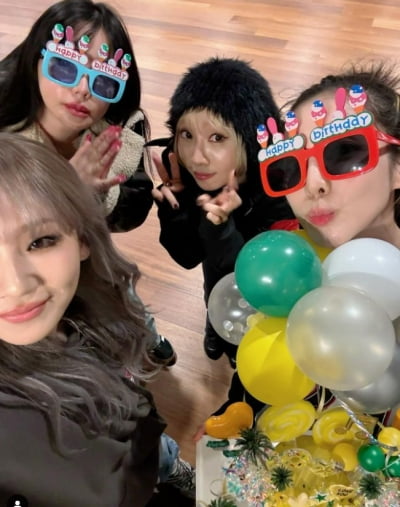 2NE1, 10년 만에 완전체 생일 축하…'♥블랙잭' 니즈 완벽 파악