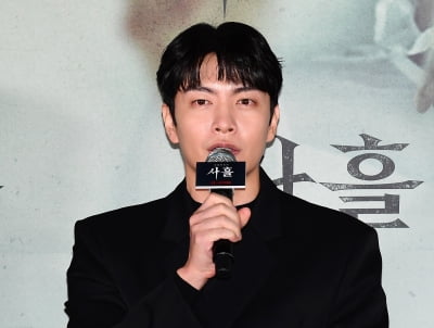 Lee Min-ki Faces Challenges with Latin Lines in Occult Horror Film 'Devils Stay'