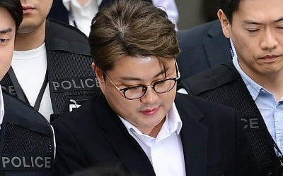 [종합] 김호중, 2년6개월 실형 선고에 한숨…"일말의 죄책감 가졌나 의문"