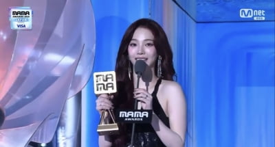 "이렇게 갑자기" 카리나 '깜짝'…에스파, '팬스 초이스' 첫 번째 수상 주인공 [2024 MAMA]