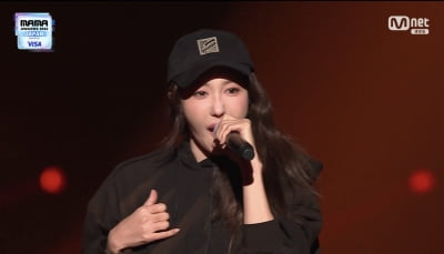 '46세' 이지아, 래퍼됐다…'MZ' 이영지에 안 밀리는 강렬 랩핑 [2024 MAMA]