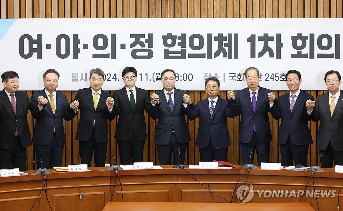 한총리 "의료개혁, 의사 수만 늘리는게 아냐…전공의 목소리 반영"