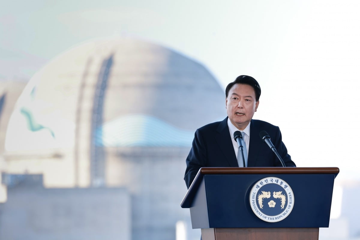 윤석열 대통령이 신한울 1·2호기 종합준공 및 3·4호기 착공식에서 축사를 하고 있다./사진=연합뉴스