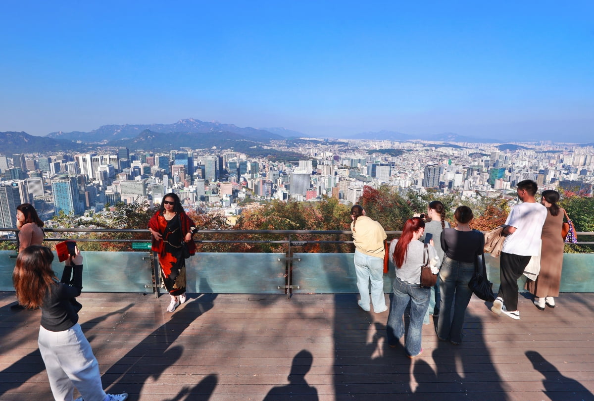 포근한 날씨를 보인 지난달 31일 서울 남산을 찾은 관광객들이 휴식을 취하고 있다. 사진=연합뉴스