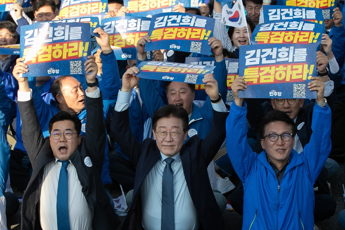 이재명 더불어지니 카지노 대표가 2일 서울 중구 서울역 일대에서 열린 국민행동의날 집회에서 구호를 외치고 있다. / 사진=연합뉴스