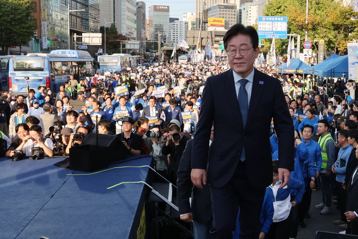 이재명 더불어민주당 대표가 2일 서울 중구 서울역 일대에서 열린 김건희 윤석열 국정농단 규탄·특검 촉구 국민행동의날 집회에서 무대에 오르고 있다. 사진=연합뉴스