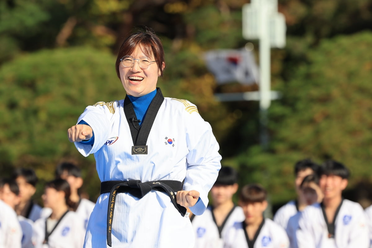 장미란 문화체육관광부 제2차관이 10일 오후 서울 종로구 청와대 대정원에서 한국체육대학교 태권도 시범단이 펼친 '위대한 태권도 in 청와대'를 관람한 뒤 시범단으로부터 태권도를 배우고 있다. 사진=연합뉴스