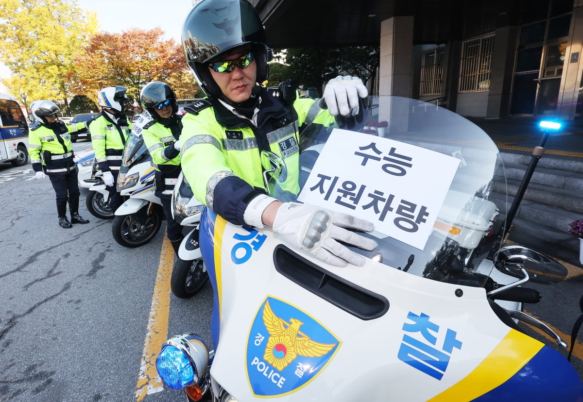 대학수학능력시험을 사흘 앞둔 11일 오전 경기도 수원시 영통구 수원남부경찰서에서 경찰관들이 수능 특별 교통관리에 사용될 경찰 오토바이와 순찰차에 안내문을 부착하고 있다. /사진=연합뉴스