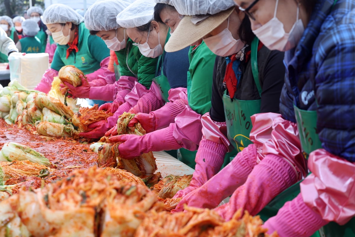 12일 오전 서울놀이마당에서 송파구 소외계층을 위한 사랑의 김장나눔 행사가 열리고 있다. / 사진=연합뉴스