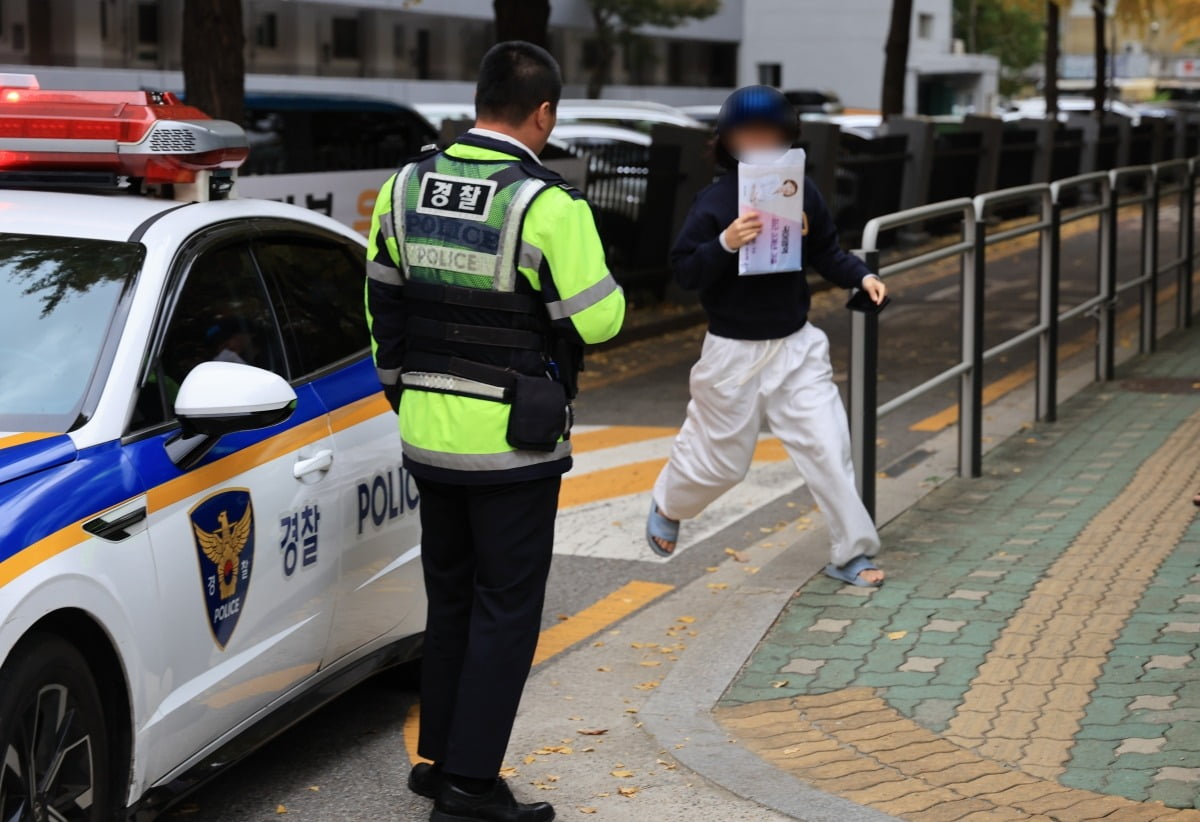 동생 수험표 가져다주는 가족의 모습. /사진=연합뉴스