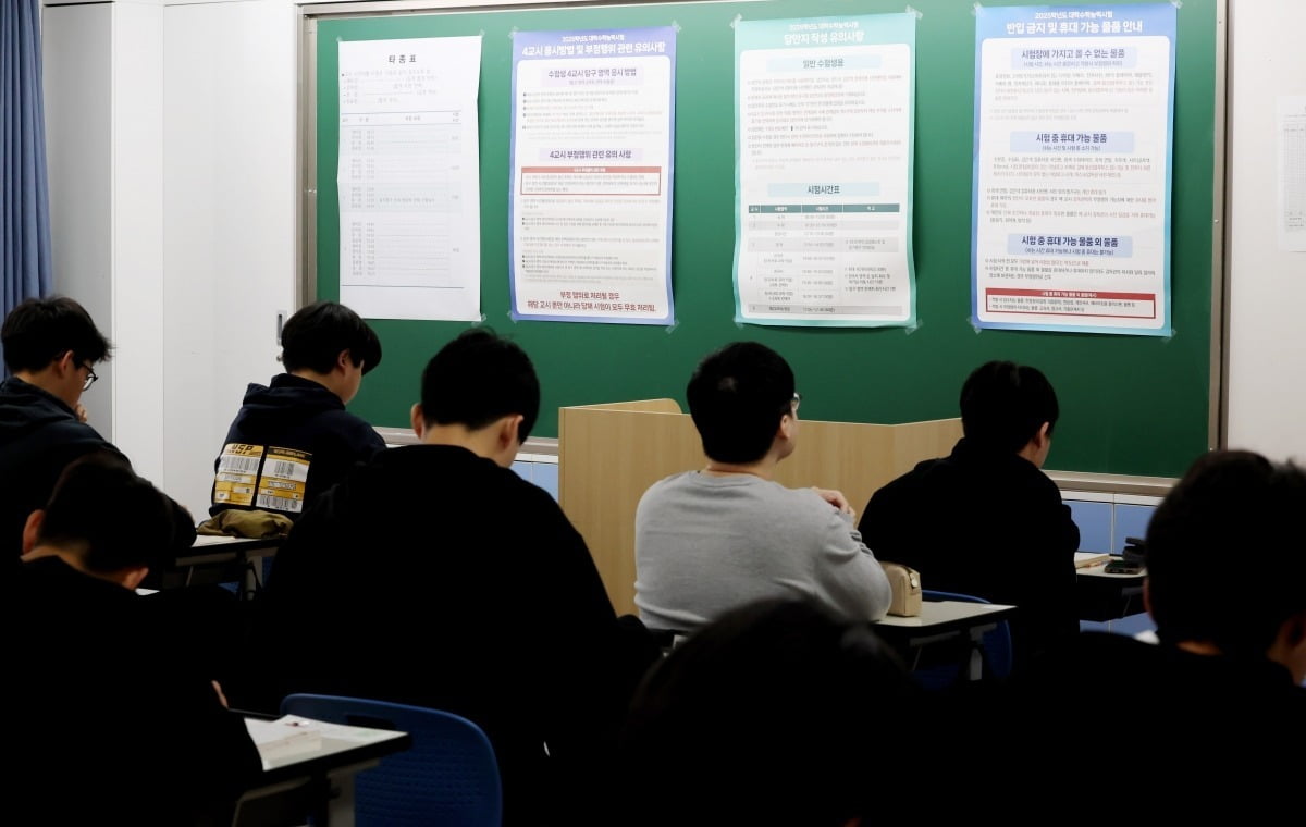 인천 동구 동산고등학교에서 수험생들이 카지노 민회장 시작을 기다리고 있다. 사진=연합뉴스