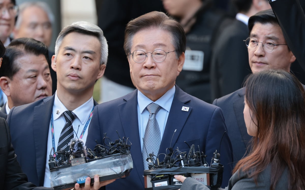 이재명 더불어민주당 대표가 15일 오후 서울 서초구 서울중앙지법에서 열린 공직선거법 위반 혐의 관련 1심 선고 공판을 마친 뒤 취재진 질문에 답하고 있다. 사진=연합뉴스