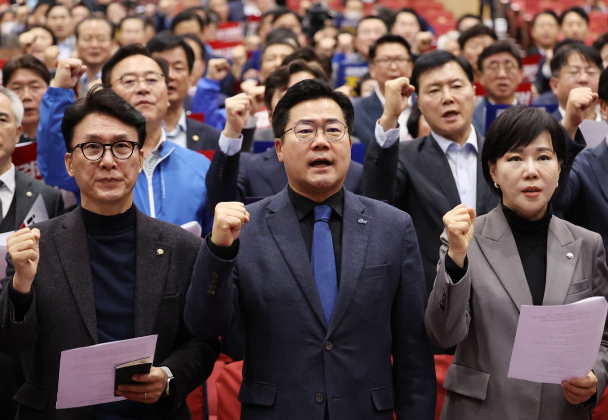 16일 오후 서울 여의도 국회의원회관에서 열린 전국 지역위원장-국회의원 비상 연석회의에서 더불어민주당 박찬대 원내대표(가운데), 김민석(왼쪽)·전현희 의원을 비롯한 참석자들이 정권규탄 구호를 외치고 있다. / 사진=연합뉴스