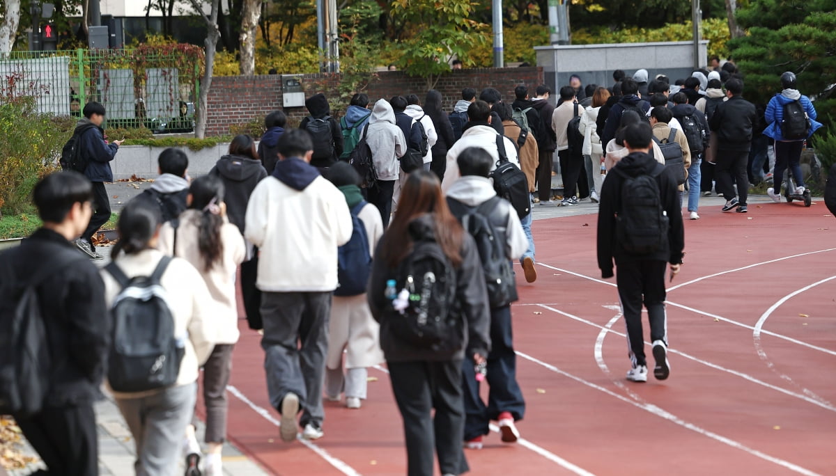 17일 2025학년도 가톨릭대학교 의예과 수시 논술고사가 열린 서울 서초구 서운중학교에서 시험을 마친 수험생들이 교문을 나서고 있다. /사진=연합뉴스