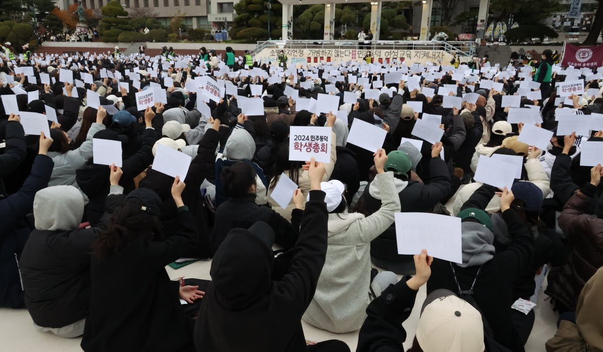 동덕슬롯 머신 일러스트가 공학 전환을 논의했다고 알려지며 학생들이 반대 시위를 이어가고 있는 지난달 20일 오후 서울 성북구 동덕슬롯 머신 일러스트 학생들이 교내 운동장에서 학생총회를 열고 '동덕여대의 공학 전환'과 관련 찬반투표를 하고 있다. 사진=연합뉴스