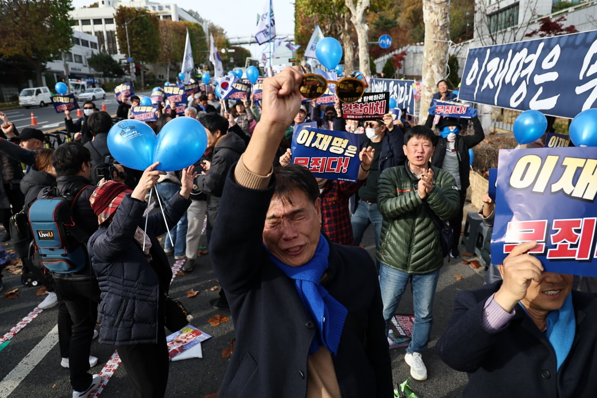 25일 오후 서울중앙지법에서 열린 더불어민주당 이재명 대표의 ‘위증교사 혐의' 사건 1심 선고가 무죄 판결되자 서울중앙지검 인근에서 지지자들이 기뻐하고 있다./ 사진=연합뉴스