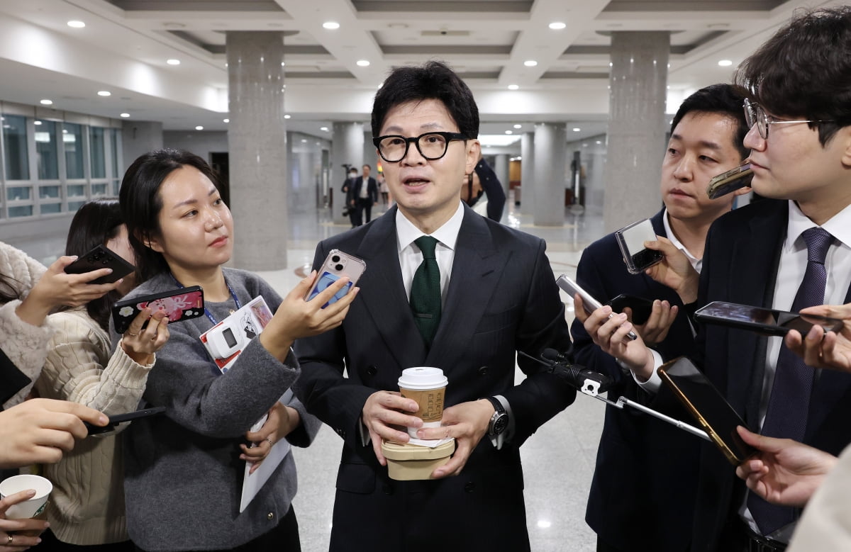 한동훈 국민의힘 대표가 26일 오전 국회 의원회관에서 열린 국민의힘 초선의원 공부모임 네 번째 '지방시대, 지속가능한 대한민국 성장 동력'에 참석했다 나오며 취재진의 질문에 답변하고 있다. /사진=연합뉴스