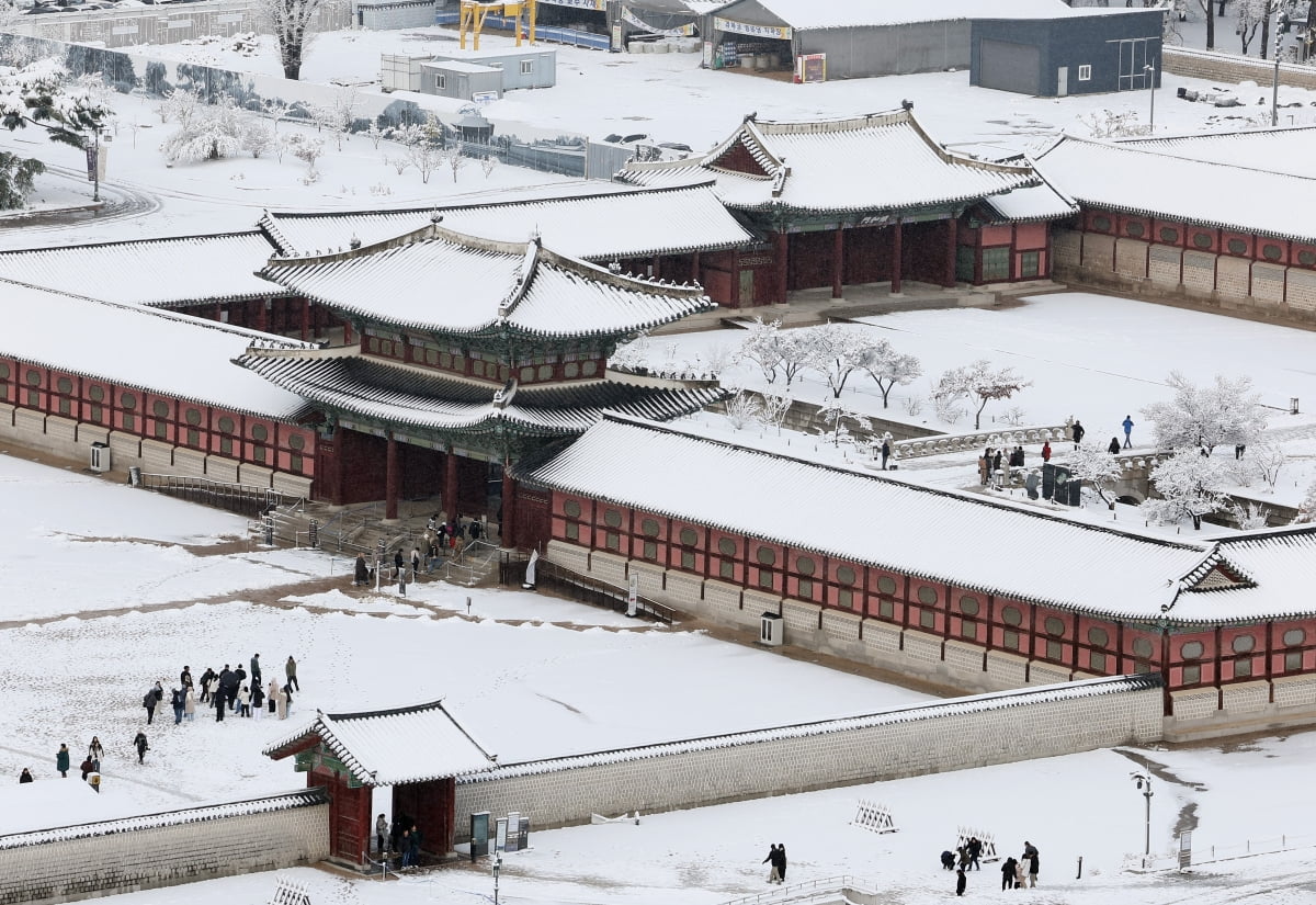 서울 지역에 폭설이 내린 27일 오전 서울 종로구 경복궁에서 시민들이 산책을 즐기고 있다. 사진=연합뉴스