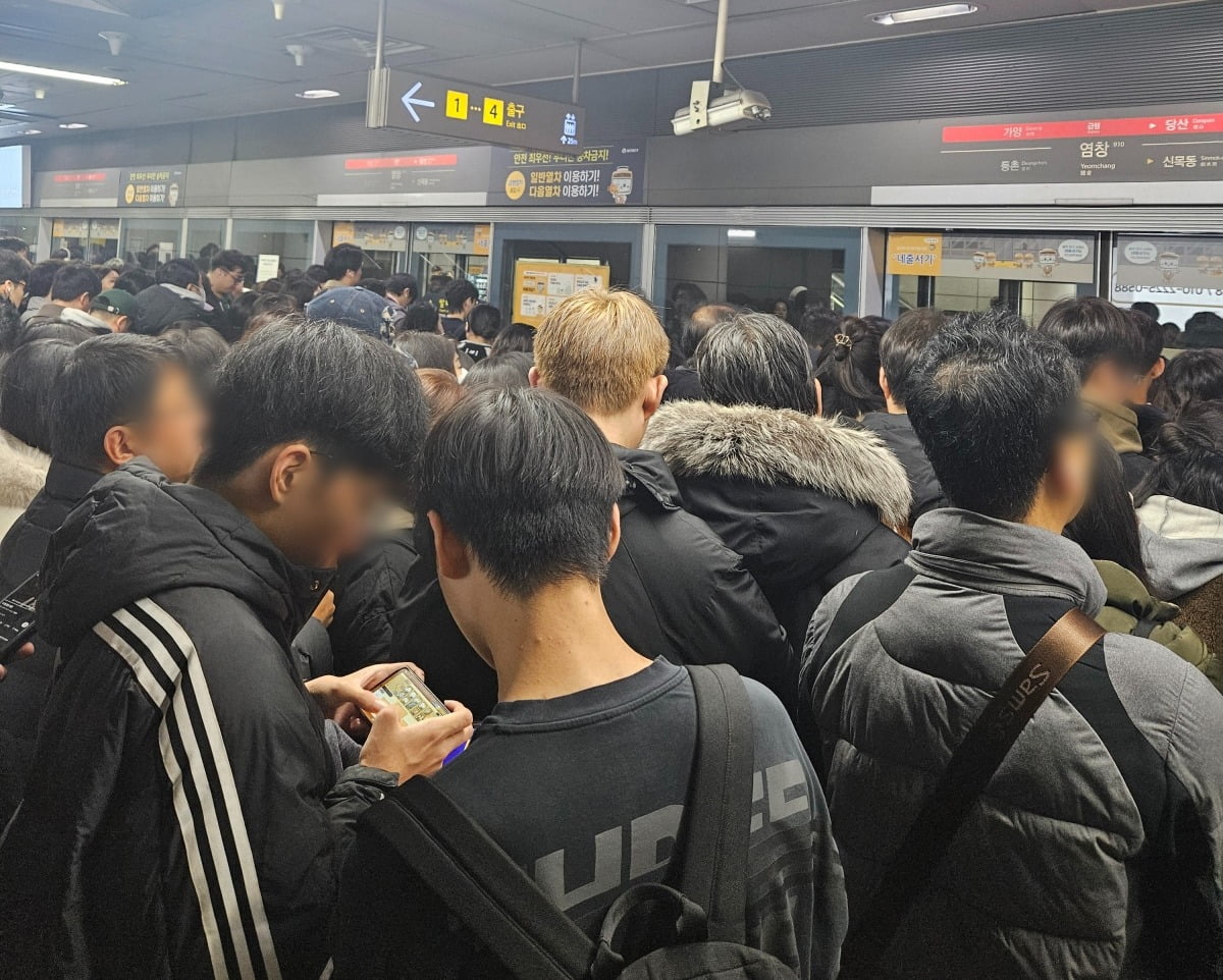 서울에 폭설이 내린 27일 오전 서울 강서구 9호선 염창역이 출근길 인파로 붐비고 있다.  [독자 제공] 사진=연합뉴스