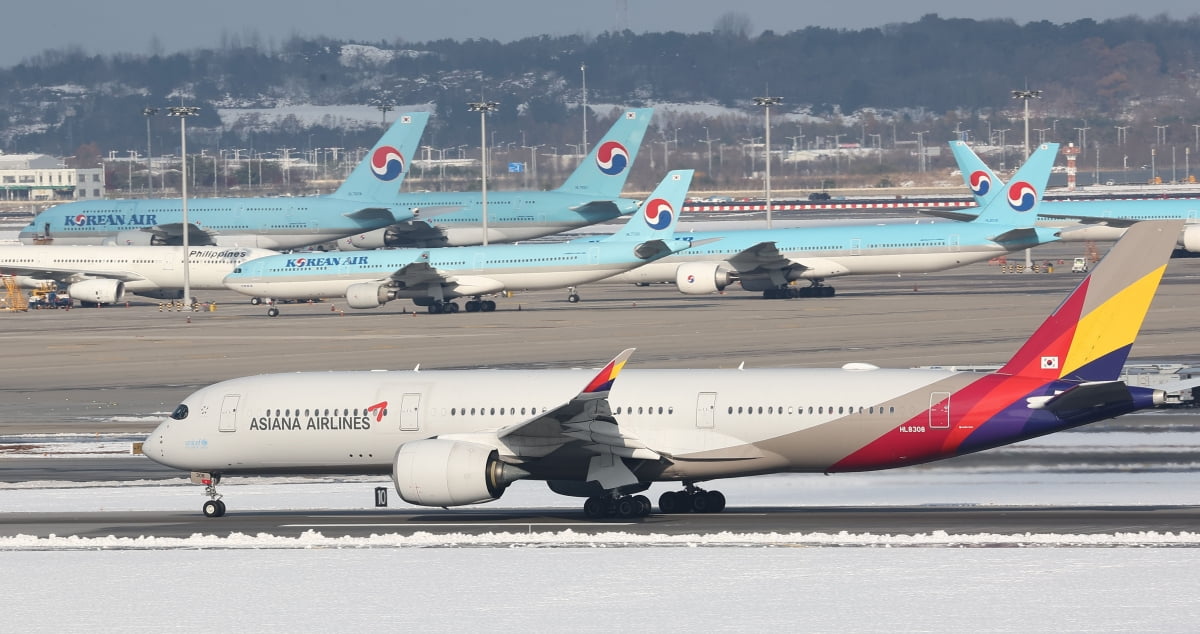 인천 영종도 인천국제공항 활주로와 주기장에 대한항공-아시아나항공 여객기가 보이고 있다. 사진=연합뉴스