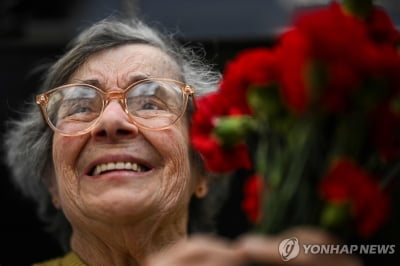 혁명군에 담배 대신 꽃한송이…포르투갈 '카네이션 여인' 별세