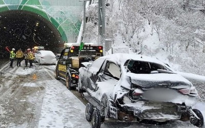 서울양양고속도로서 눈길 4중 추돌사고…1명 사망·6명 중경상