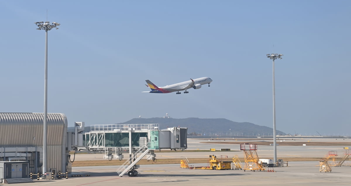 인천국제공항 활주로에서 비행기가 이륙하고 있다. 사진=뉴스1