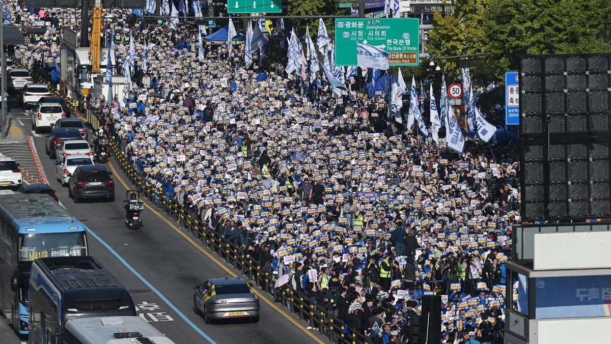 지난 2일 오후 지니 카지노 중구 지니 카지노역 인근에서 열린 ‘김건희 국정농단 범국민 규탄대회’에서 참가자들이 구호를 외치고 있다. / 사진=뉴스1