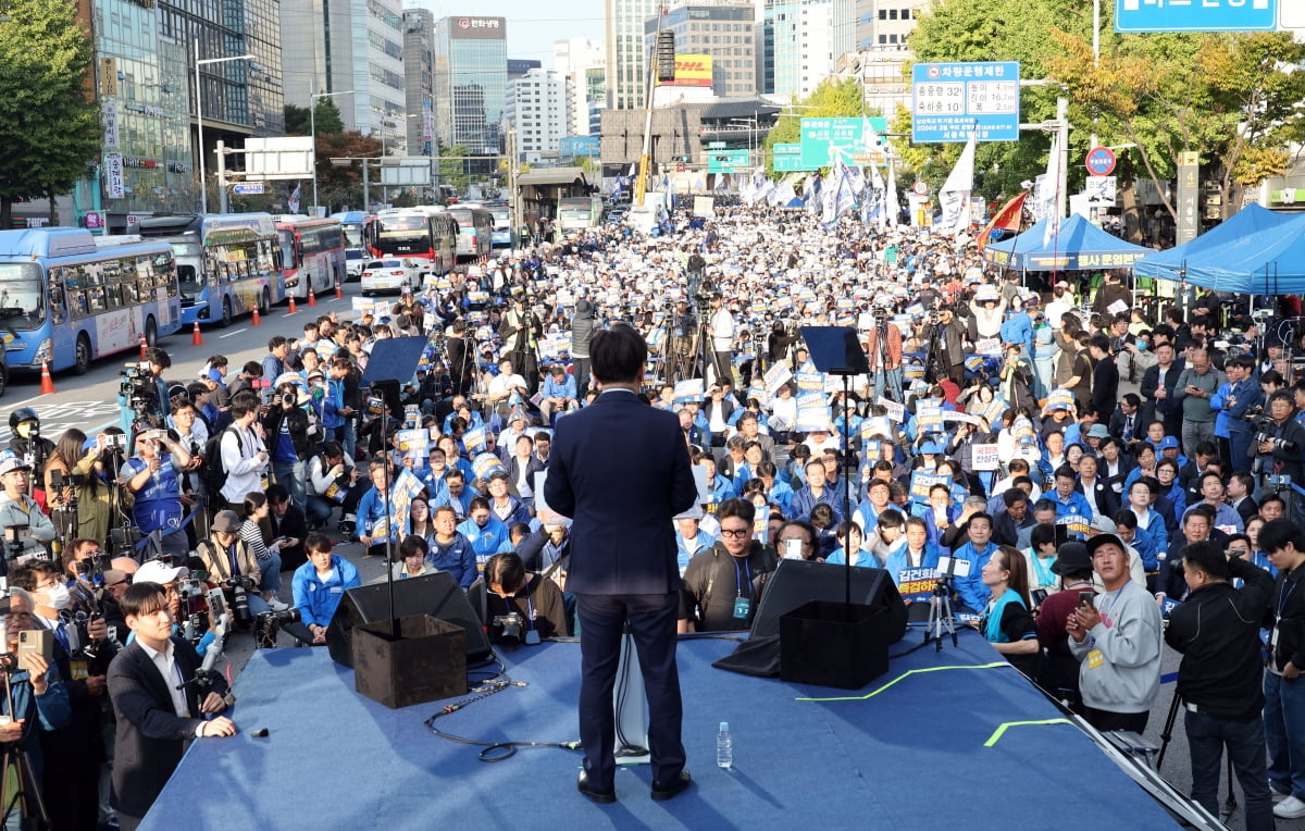 이재명 더불어민주당 대표가 2일 오후 서울 중구 서울역 인근에서 열린 ‘김건희 국정농단 범국민 규탄대회’에서 발언하고 있다. / 사진=뉴스1