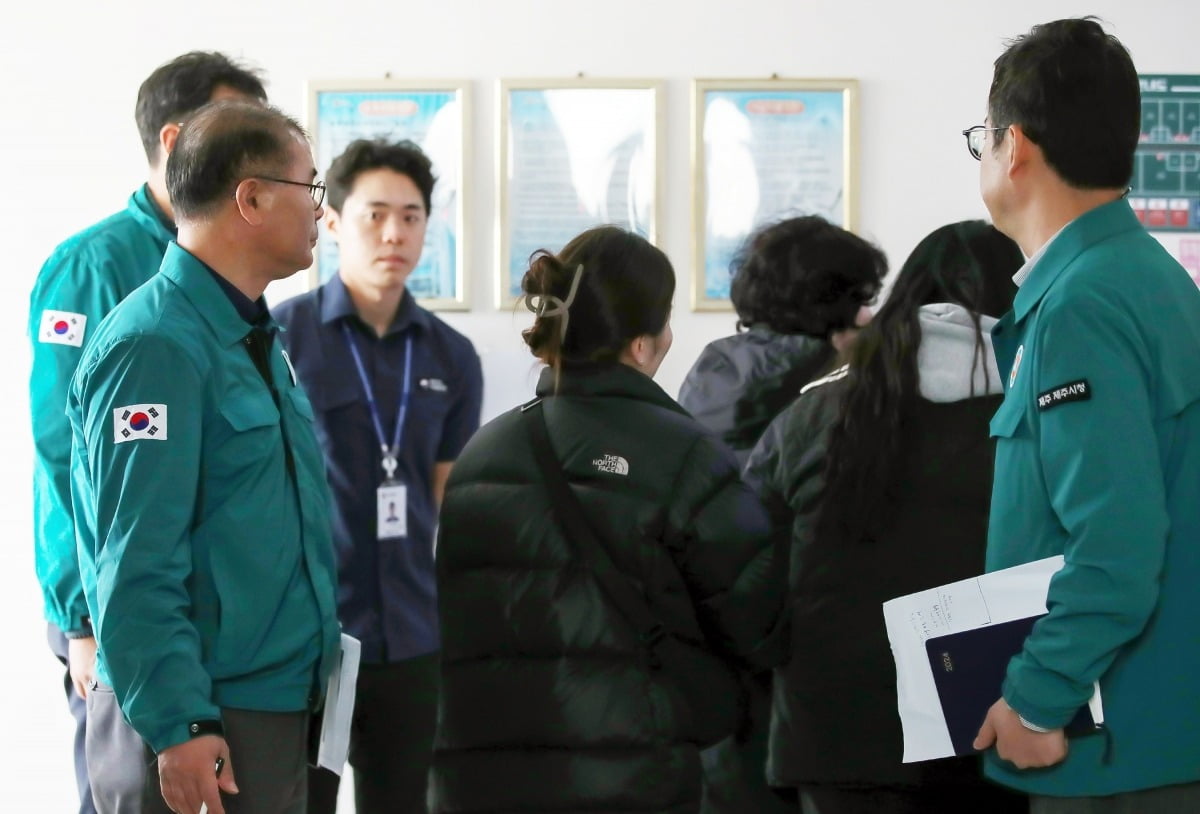 8일 오후 제주 해상에서 침몰한 135금성호 실종 선원 가족들이 한림항 인근에 마련된 가족 대기실로 이동하고 있다./사진=뉴스1