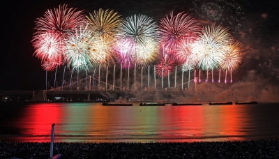 10대 난입에 불 꺼진 광안대교…부산불꽃축제서 무슨 일이