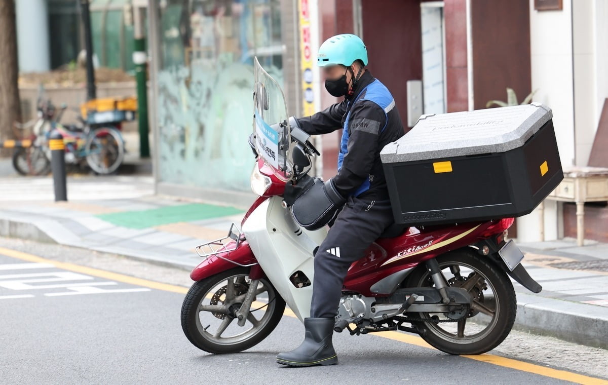 서울 시내에서 한 배달 노동자들이 오토바이를 타고 이동하고 있다. 사진=뉴스1