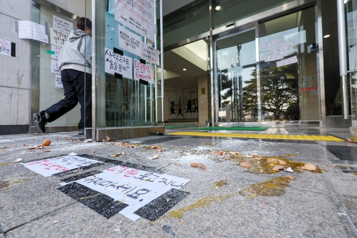 11일 오후 서울 성북구 동덕여자대학교 본관 출입구가 학교 측의 일방적인남녀공학 전환 추진에 반발하는 학생들이 던진 계란과 밀가루로 어수선한 모습을 자아내고 있다. 사진=뉴스1